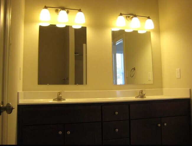 Building Photo - 1517 W Cary St