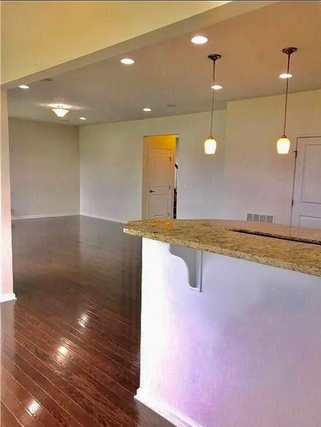 Building Photo - 251 Elmcrest Rise