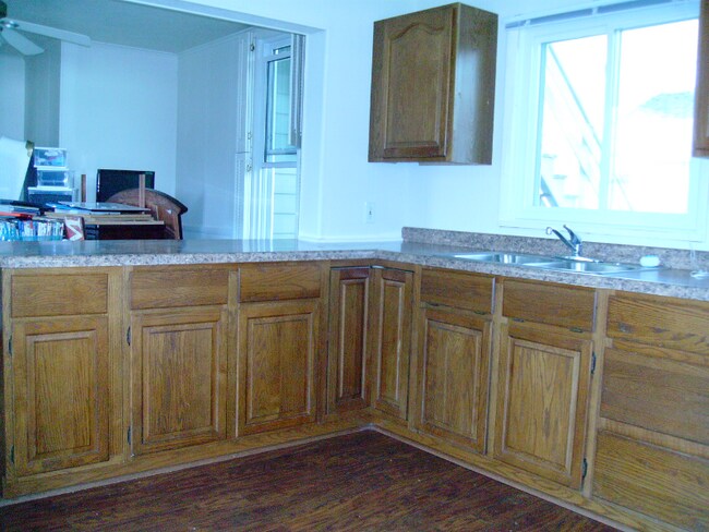 Building Photo - 415 Center St