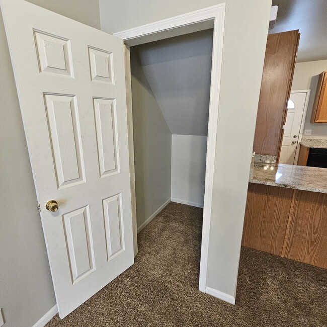 Building Photo - 2 Bed / 2 Bath Condo with In-Unit Laundry, Granite Countertops, Ceiling Fans, All Appliances, Car...