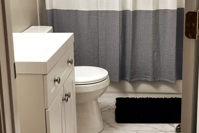 Building Photo - 2 bed 1 bath near campus and running trail!