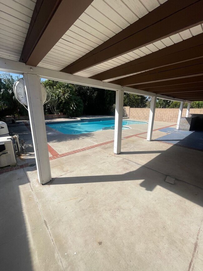 Building Photo - Beautiful 3 Bedroom, 2 Bathroom House w/ a Pool For Rent in Mission Viejo!