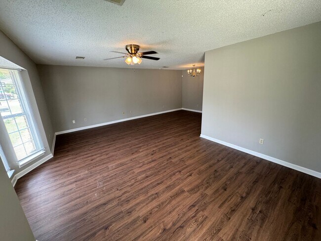 Building Photo - 10A Woodcreek Way SW