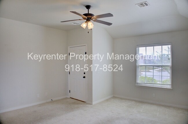 Building Photo - Coming Soon! 3 bed/2 bath!