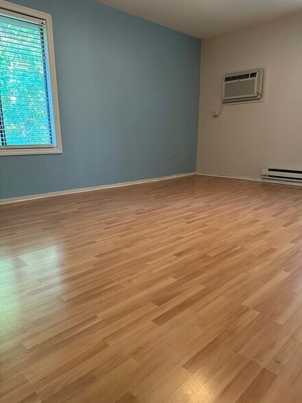 Building Photo - 111 Amberly Dr
