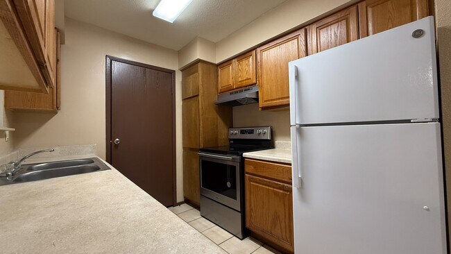 Building Photo - 13480 S Thorntree Dr