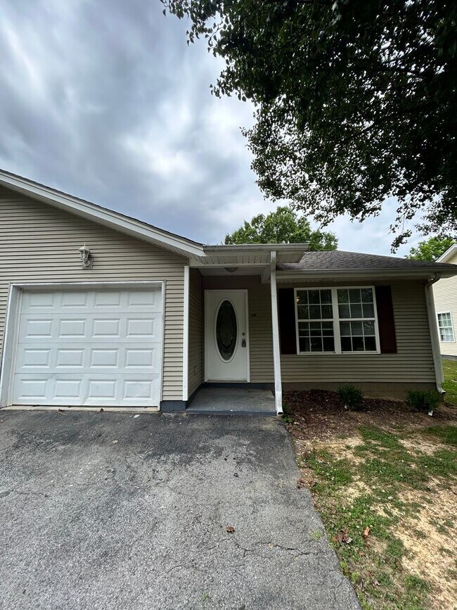 Building Photo - Charming 2 Bed, 1 Bath, 1 Car Garage, Covered Patio in Private Neighborhood!