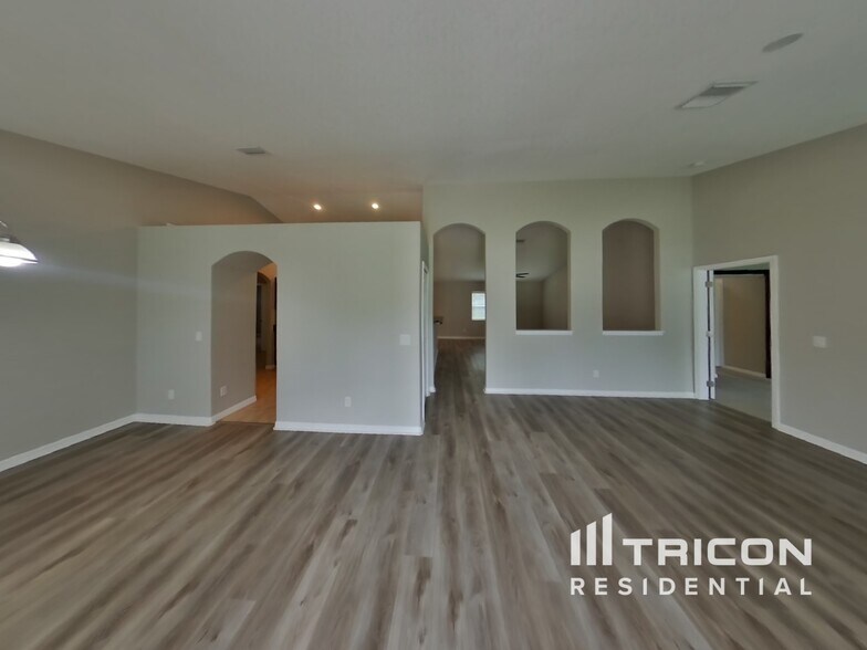 Building Photo - 9241 Sanborn St