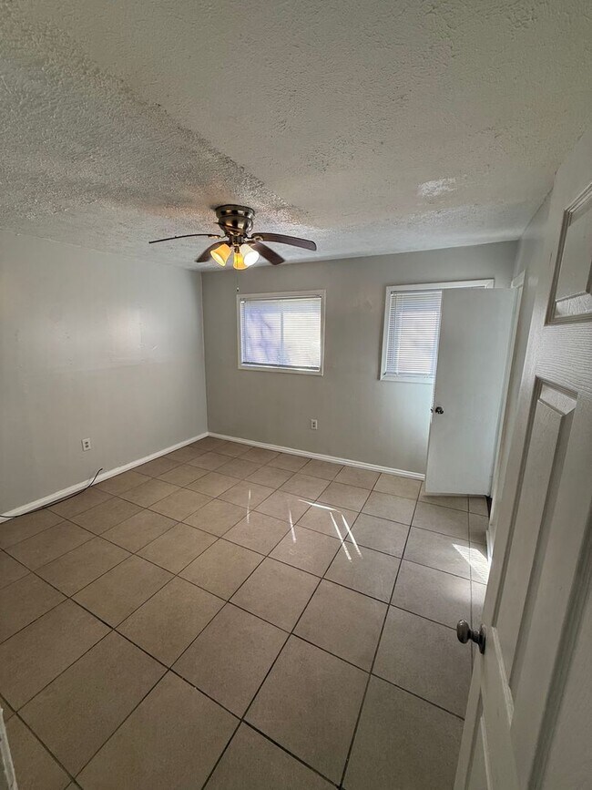 Building Photo - 2748 Woodside Dr