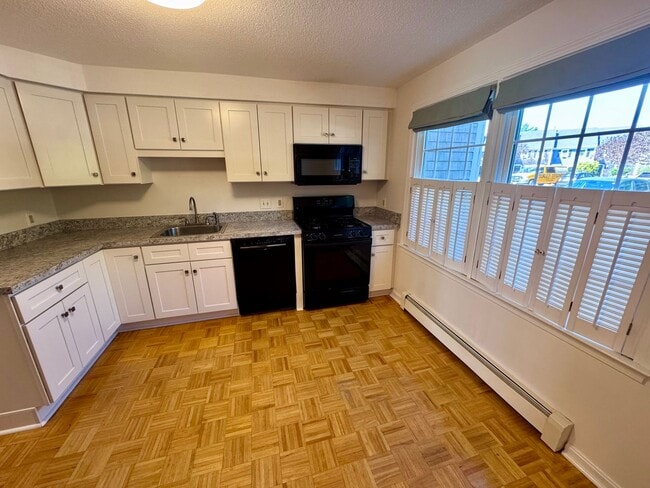 Building Photo - 2 Bedroom, 1.5 Bath condo w/ wonderful vie...