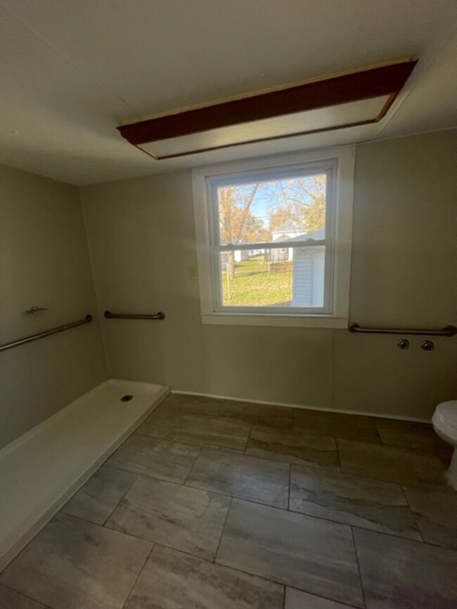 Building Photo - 3 Bedroom 2 Bathroom Home 1/2 OFF FIRST MO...