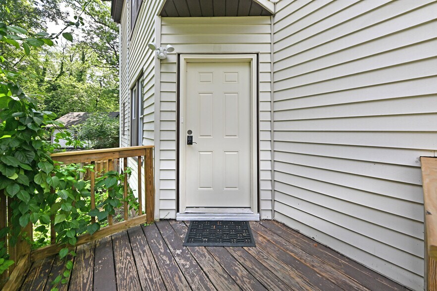 Building Photo - 32 Brainard Pl