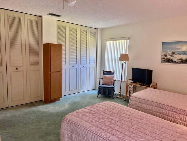 Building Photo - 135 Amherst Ln