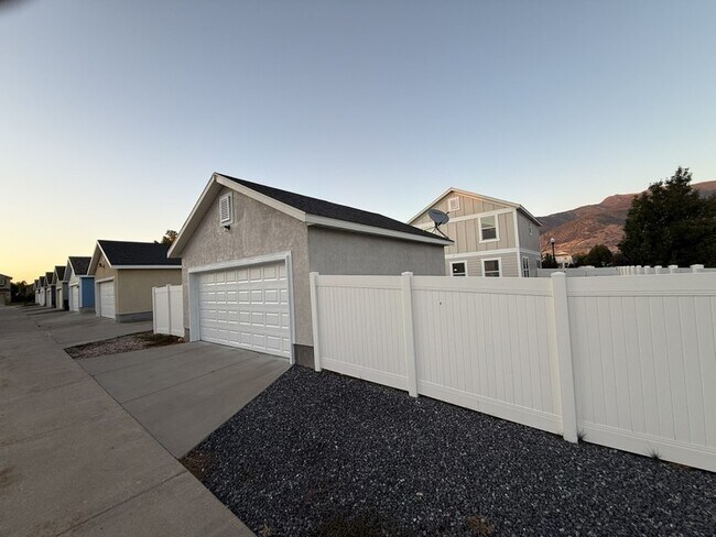 Building Photo - 1427 S Paddock Dr