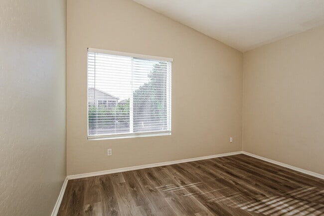 Building Photo - 14837 W Columbine Dr