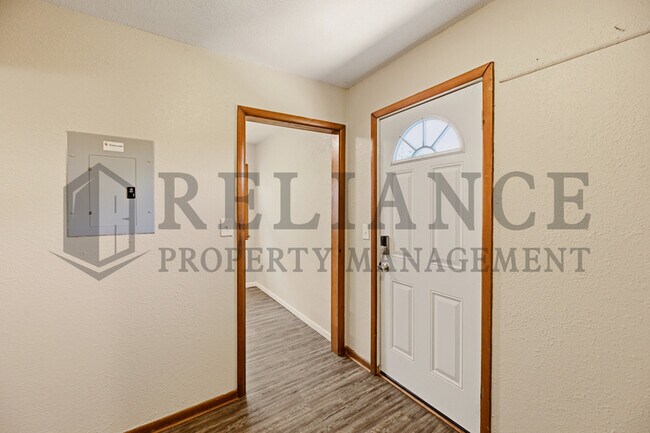 Building Photo - 841 N Country Acres Ave