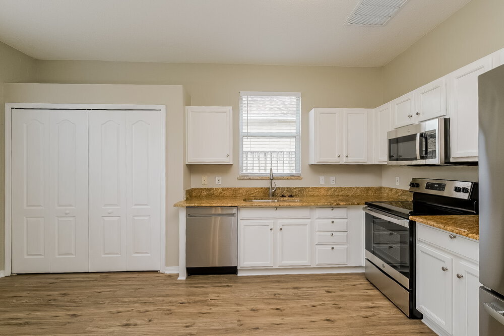 Building Photo - 18211 Hollyhills Way