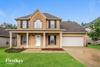 Building Photo - 145 Pine Ct