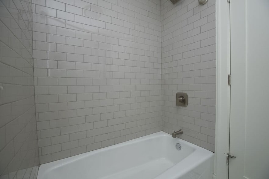 Building Photo - 640 W Wrightwood Ave