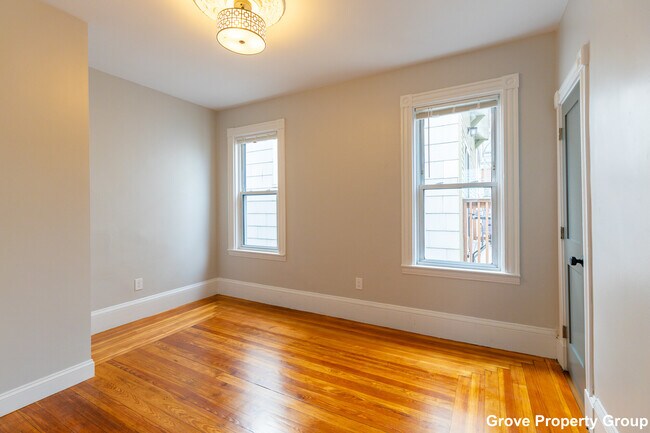 Building Photo - 206 L St