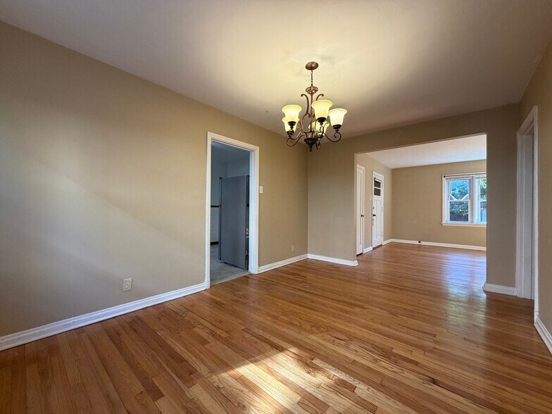 Building Photo - 420 S Hanley Rd