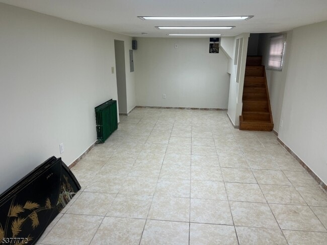 Building Photo - 156 E Linden Ave