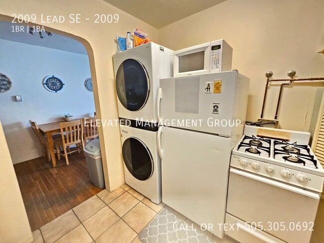 Building Photo - Super Cute, Fully Furnished! All Utilities...