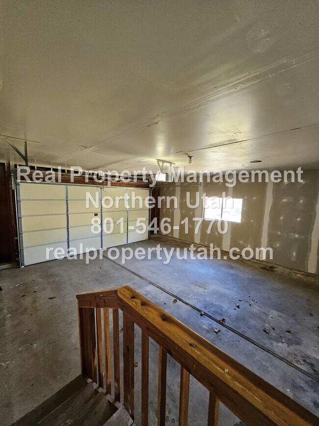 Building Photo - Lovely 5 Bedroom Home in Layton Available Now!