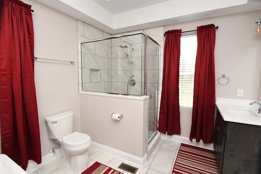 Building Photo - Room in House on S Person St