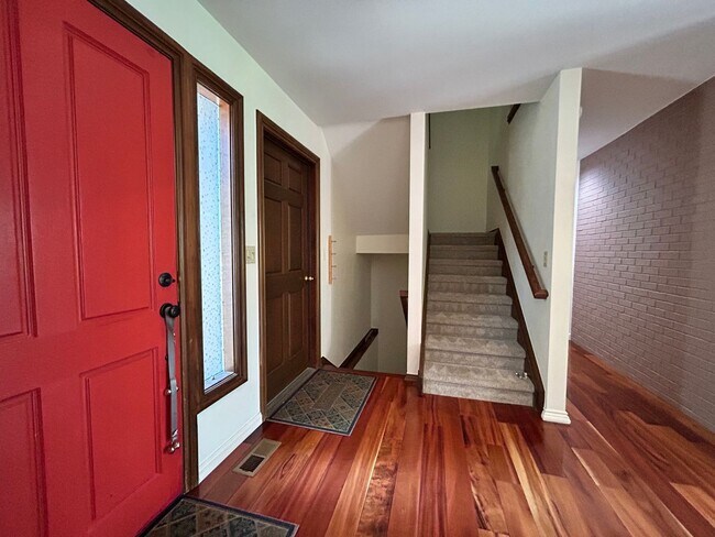 Building Photo - Gorgeous 4 Bedroom Townhome Steps from Boulder Country Club