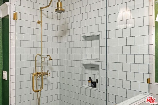 Building Photo - 1458 W 48th St