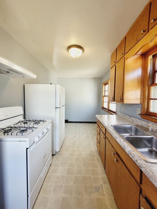 Building Photo - 1320 N Broadwell Ave