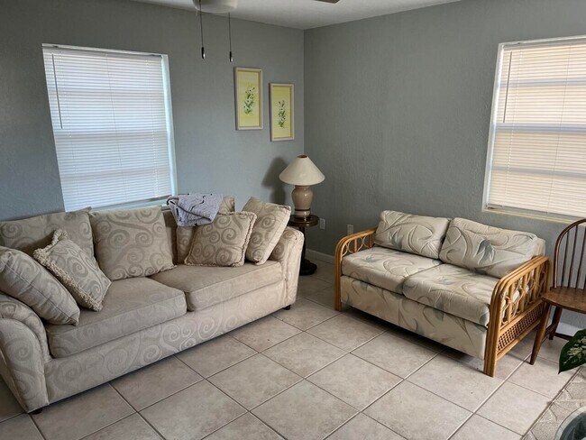 Building Photo - 813 9th Ave N
