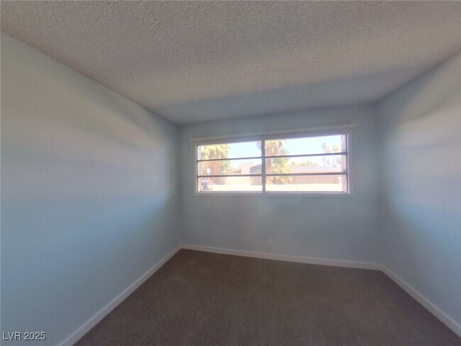 Building Photo - 1700 Rexford Dr