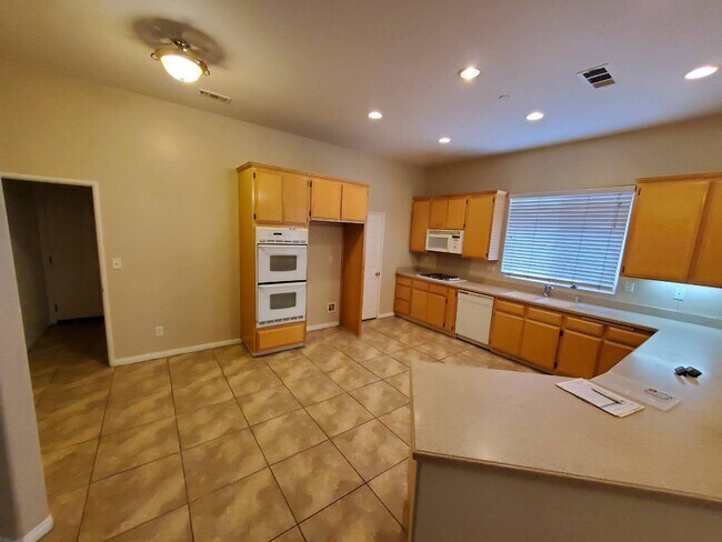 Building Photo - 7425 Malven Ave