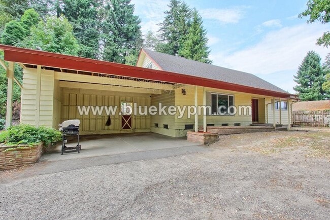 Primary Photo - 5 Bedrooms, 2.5 Bathrooms Home in Oregon City