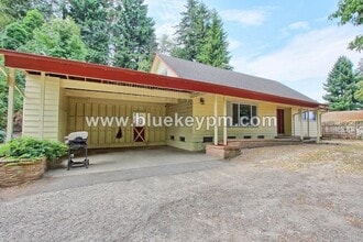 Building Photo - 5 Bedrooms, 2.5 Bathrooms Home in Oregon City