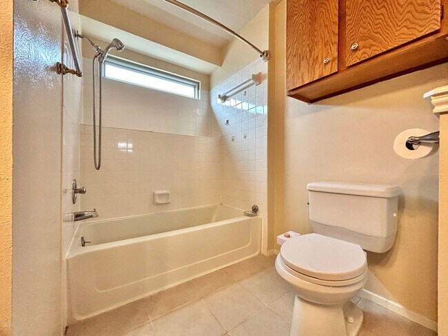 Building Photo - Comfortable & Nice 3BR / 2BA One-Level Home — Garage, Yard & Laundry Room