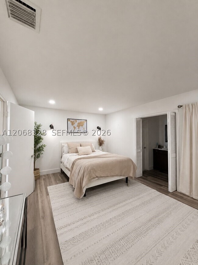 Building Photo - 9139 Fontainebleau Blvd