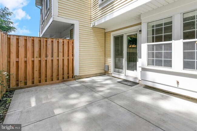 Building Photo - 3395 Lakeside View Dr