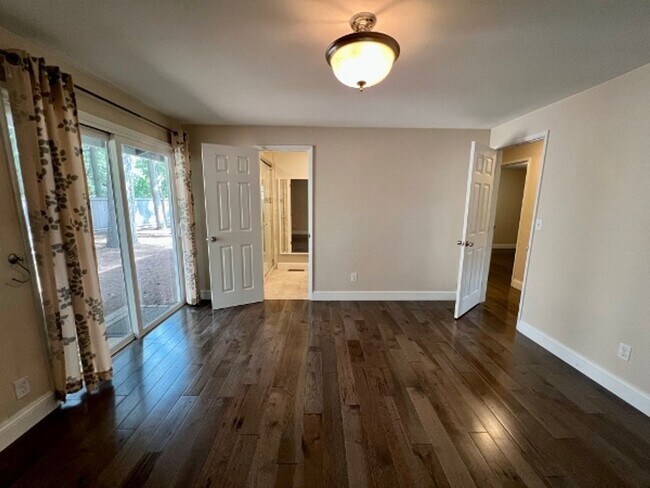 Building Photo - 7120 Sierra Dr SE