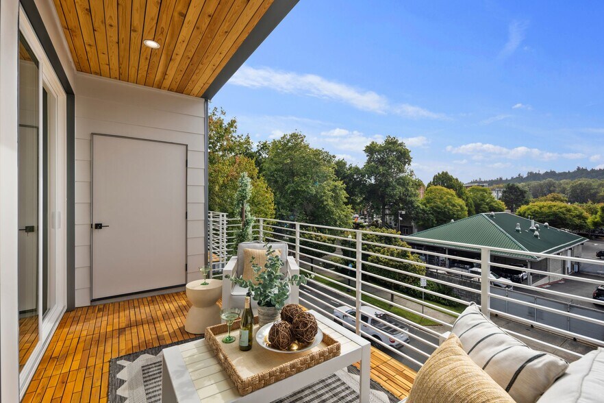 Giant deck with exterior storage - 10120 NE 185th St