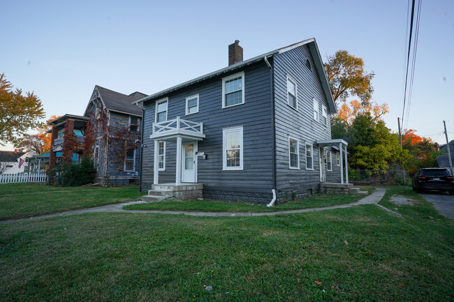 Building Photo - 417 W 9th St