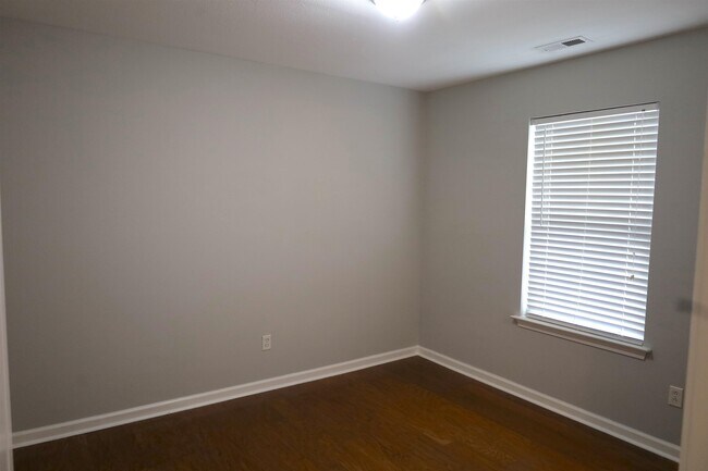 Building Photo - 698 Pepperbush Dr