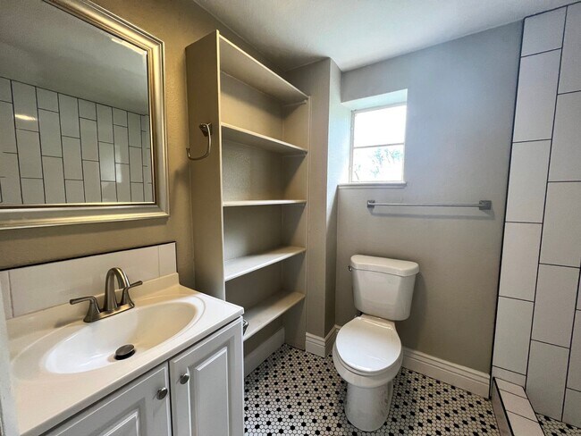 Building Photo - 905 E 16th St