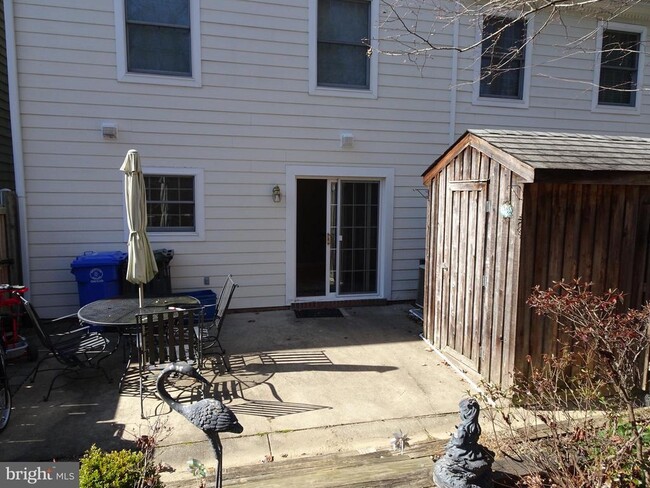 Building Photo - 652 Currant Ct