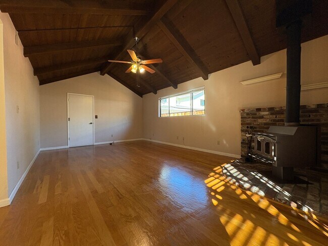 Building Photo - Spacious 3BD/2BA Redwood City Home | Two L...