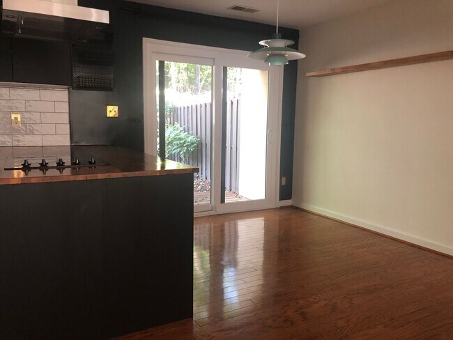 Building Photo - Well Maintained & Updated - 3 BR - Reston Metro