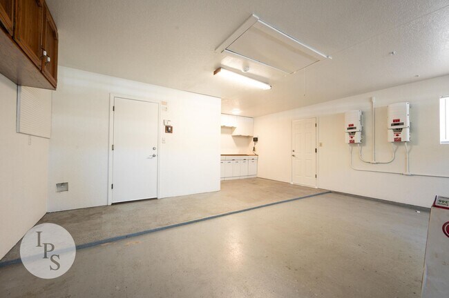 Building Photo - Woodward Park Home, 3BR/2BA, Pool, Spa, Gr...