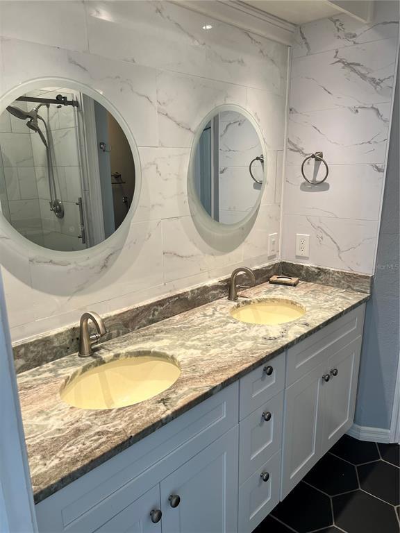 Building Photo - 7405 Surrey Wood Ln